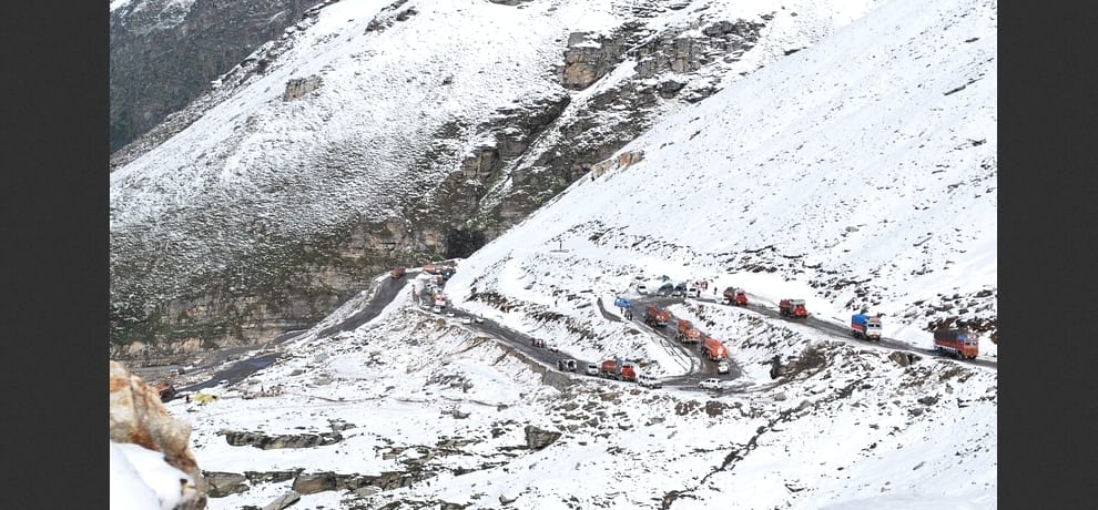  rohtang is bocoming famous tourist place all over the world.