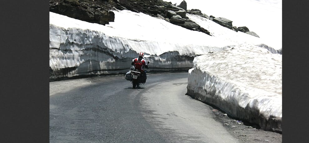  rohtang is bocoming famous tourist place all over the world.