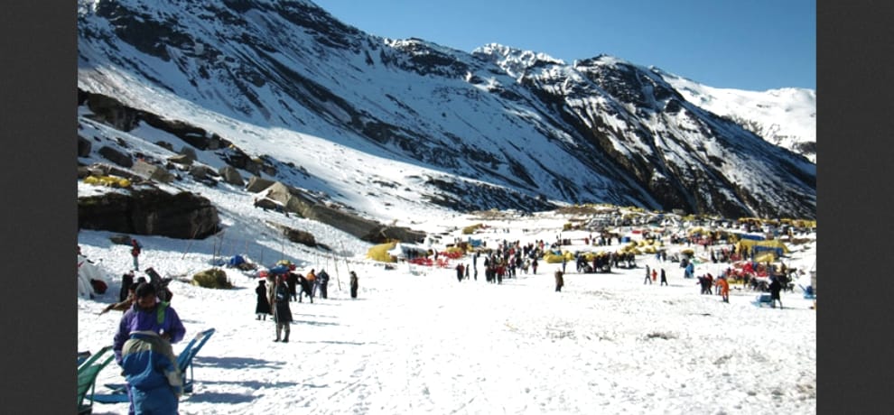  rohtang is bocoming famous tourist place all over the world.