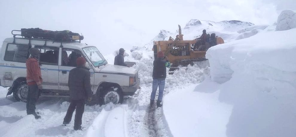 180 people trapped at Rohtang, rescued by BRO.