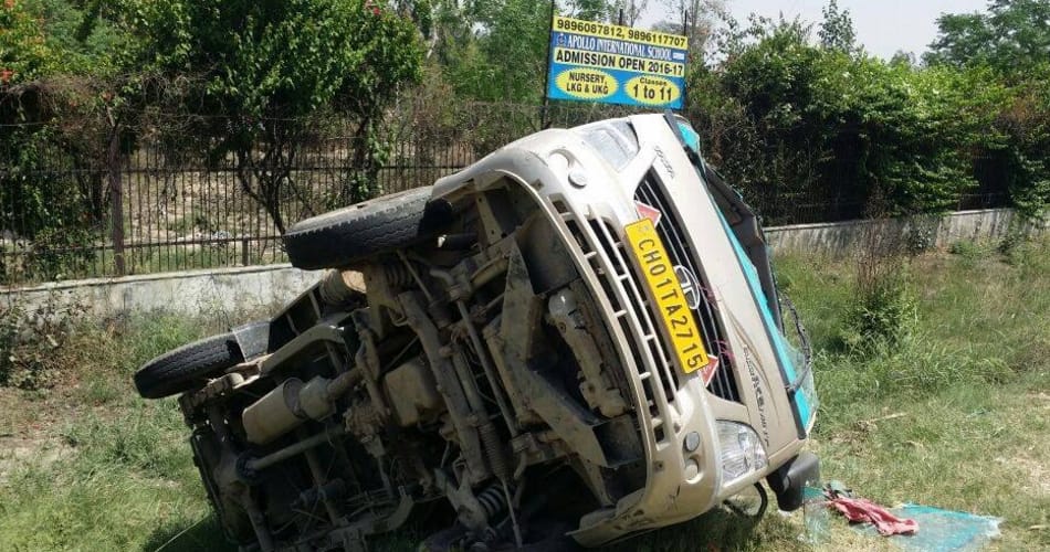 Car uncontrolled and fell into the ditch, one critically wounded