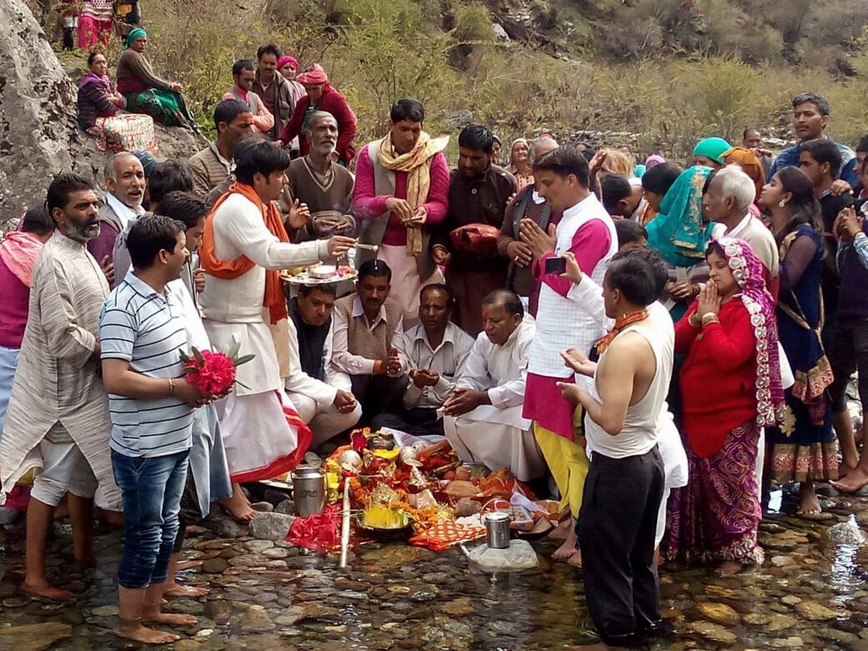 Yamuna Jubilee pilgrims put on dive