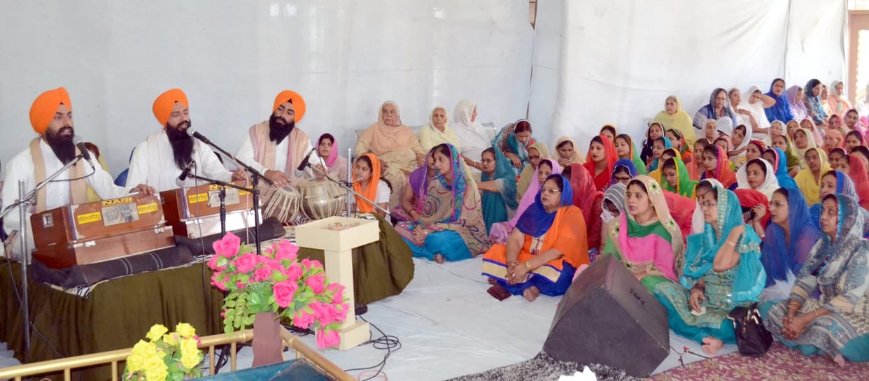 Dressed in Gurudwara Dewan Nihal compatible Shabad Kirtan