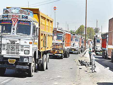 Truck collision killed the uncle, nephew serious