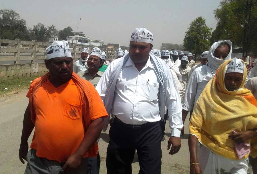 aap raise fees protests