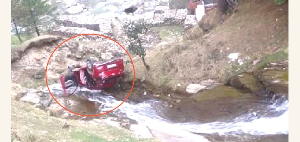  car accident at manali-rohtang road, two tourist died.