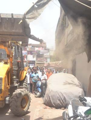 The officer threatened to kill bomb eviction