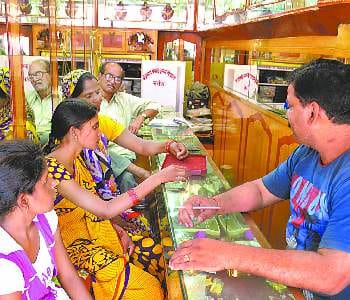 The strike ended, buzzing bullion market