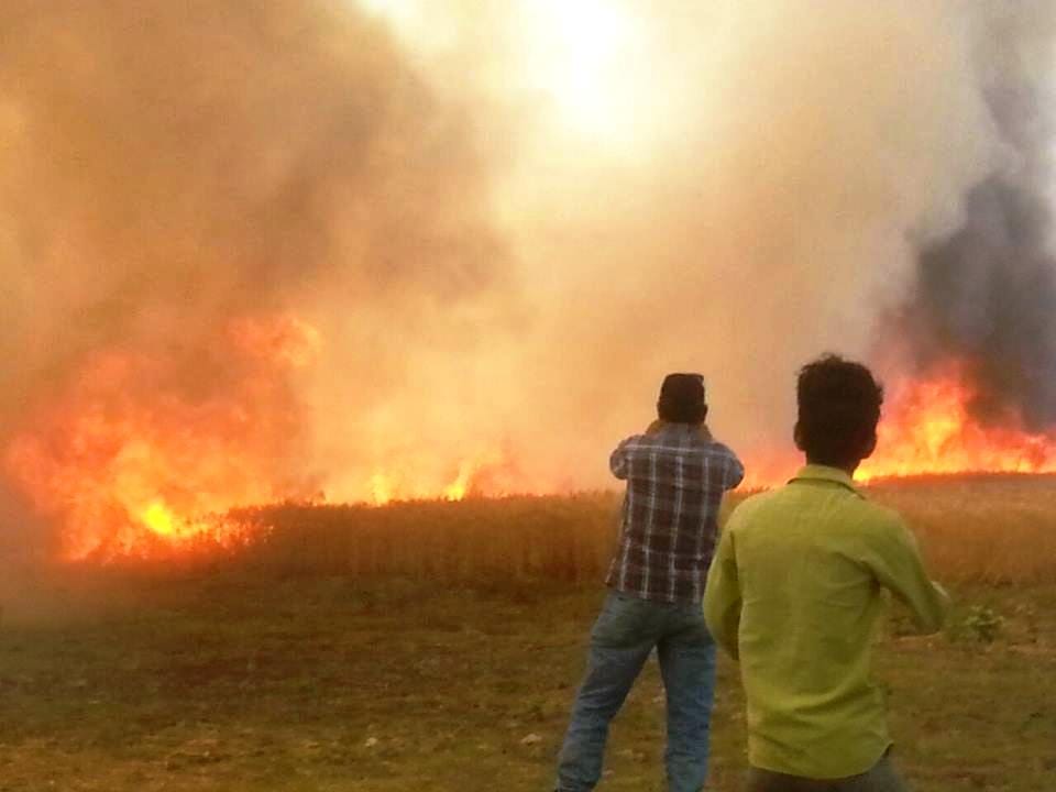 Dumariyaganj surrounded by smoke, panic