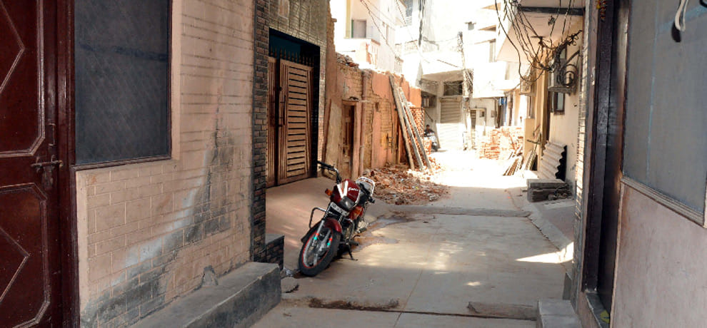 city is the name of Drona, Guru Dronacharya temple between houses