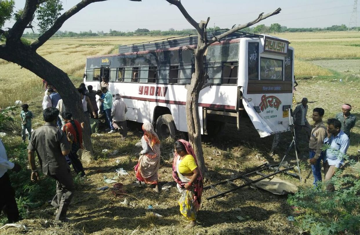 daggaamaar bas aniyantrit hokar khadd mein giree