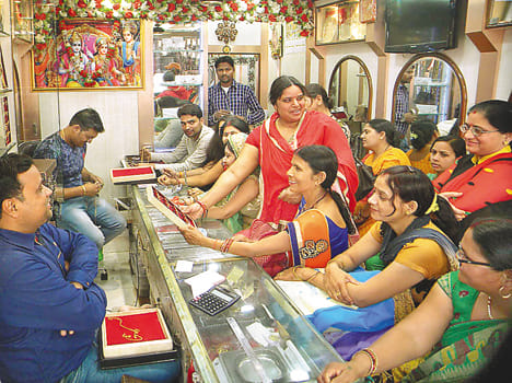 Bullion markets reopened descended buyer