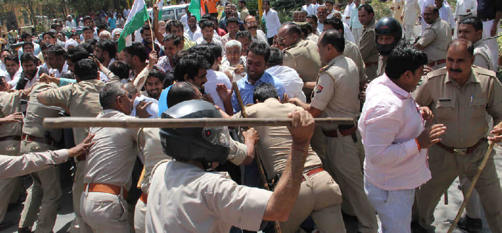  baton-charged on farmers in the front of Greater Noida authority