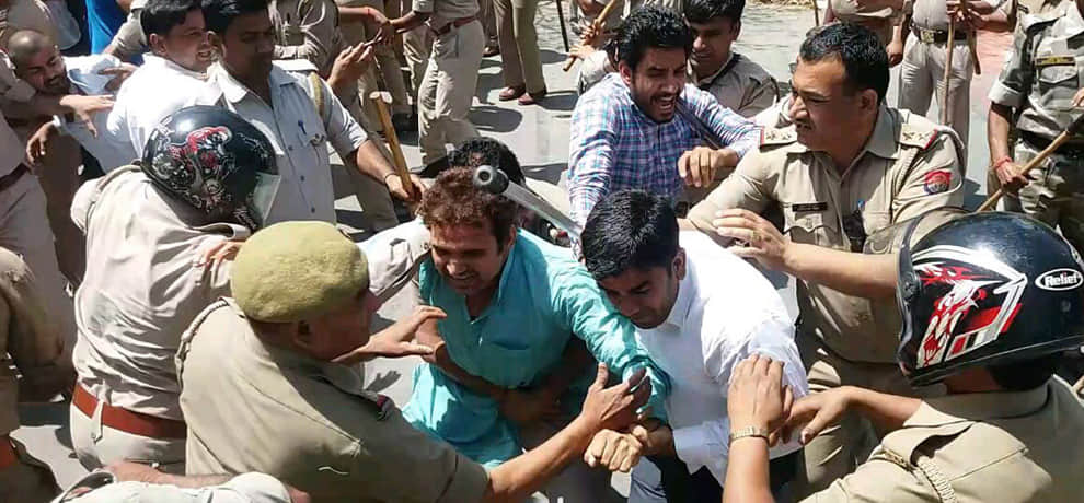  baton-charged on farmers in the front of Greater Noida authority