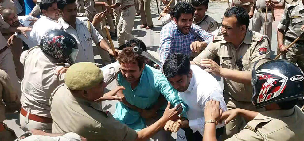  baton-charged on farmers in the front of Greater Noida authority