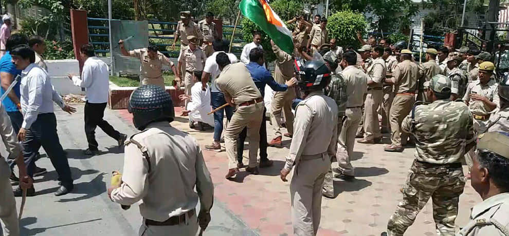  baton-charged on farmers in the front of Greater Noida authority