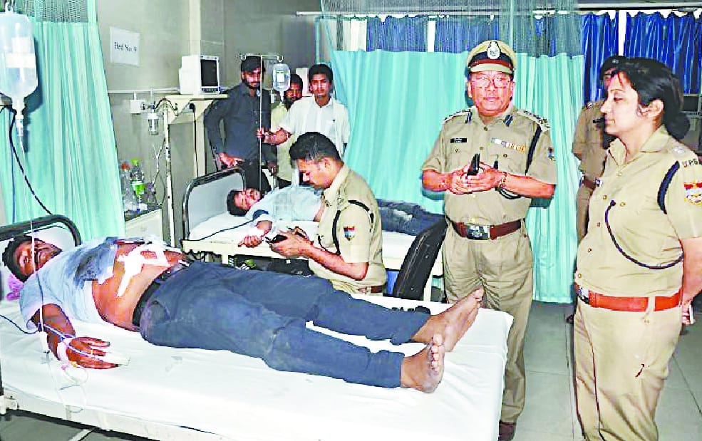 2 supervisors shot 12 lakh looted 