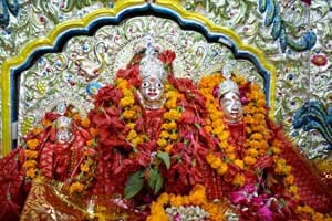 Devi 's court , enormous crowds
