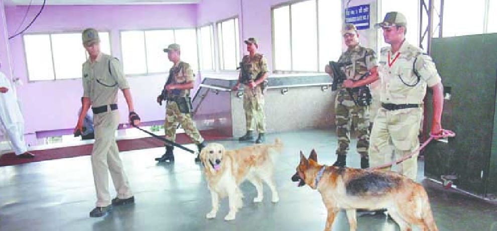 cisf jawan returns bag full of rupees