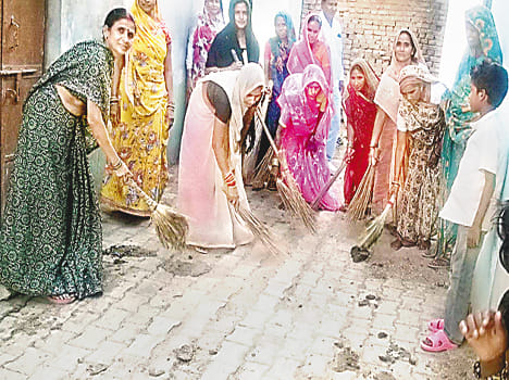 mahilaon ne uthai jhaadoo, chala svachchhata abhiyaan