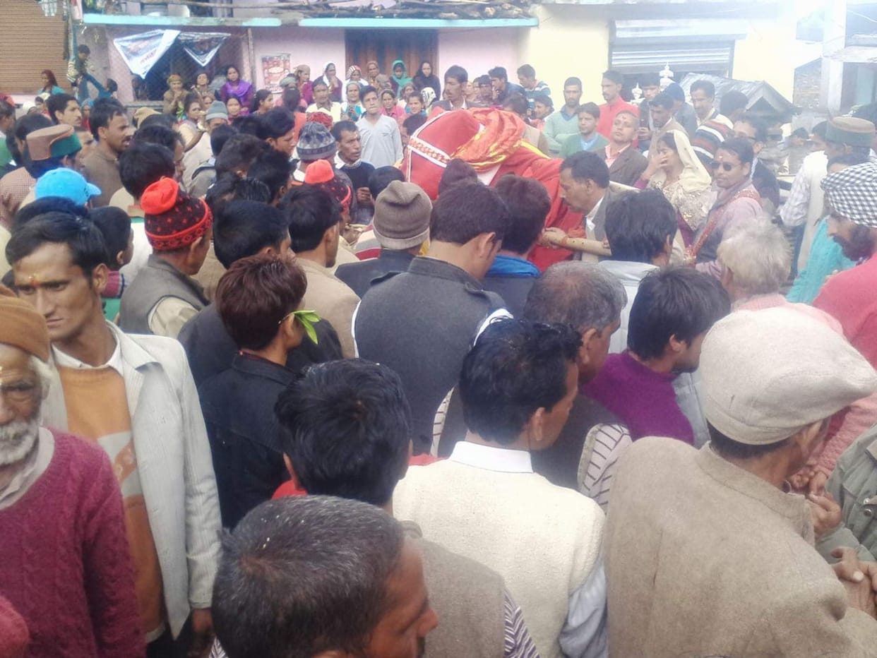 Sani Maharaj devotees viewing open closet
