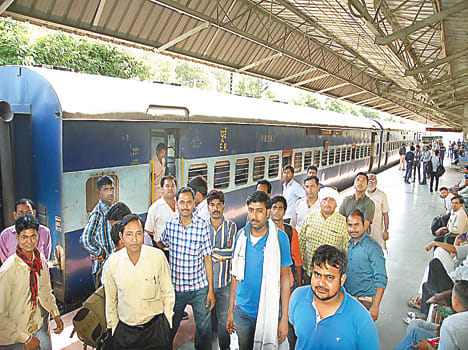 Smoke rising from the wheels of the train, get off passenger fled