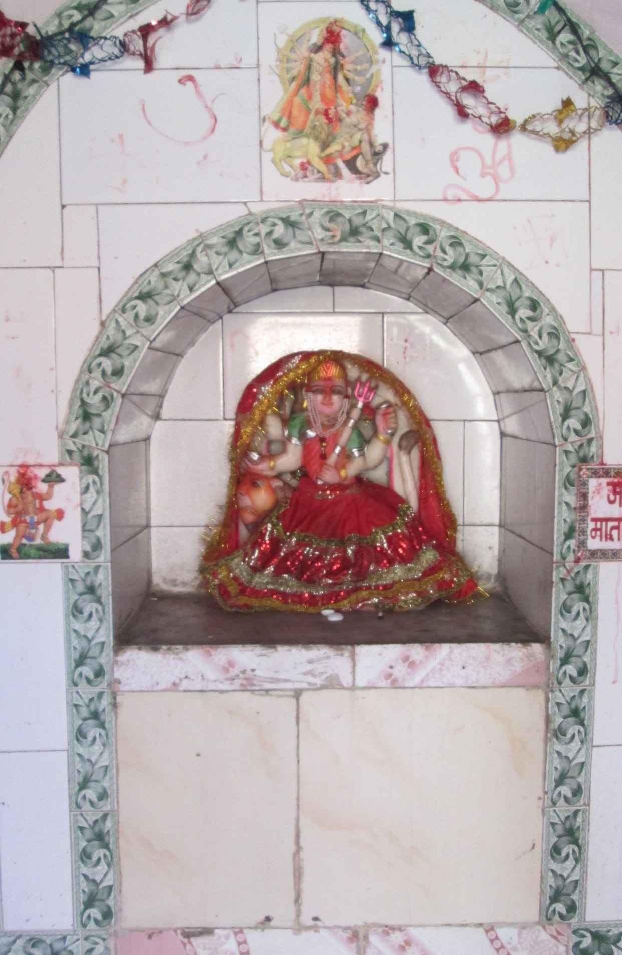 navadampati par rahatee hai sadaiv bhagavatee kee krpa