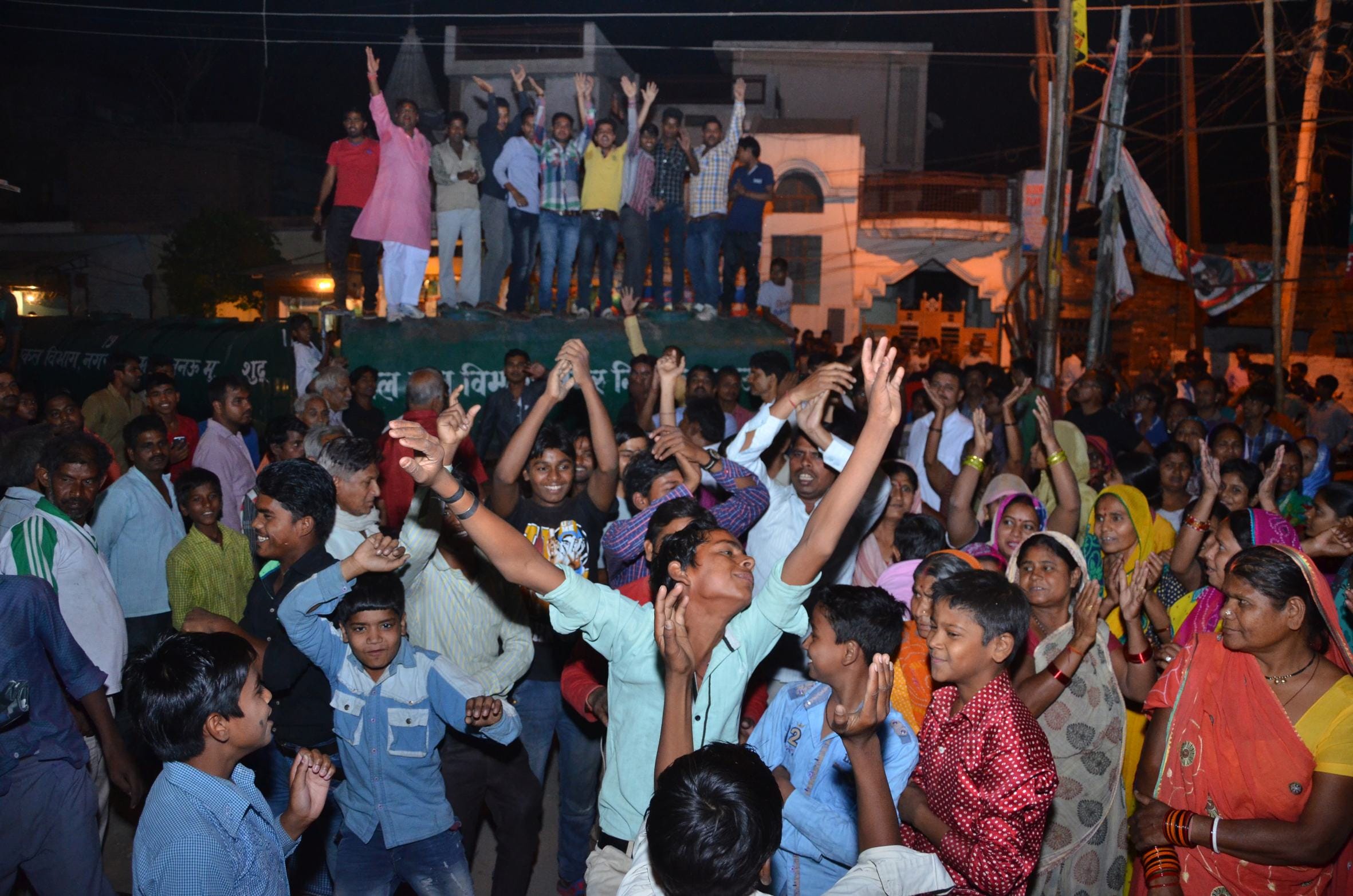 people protested against water crises in lucknow