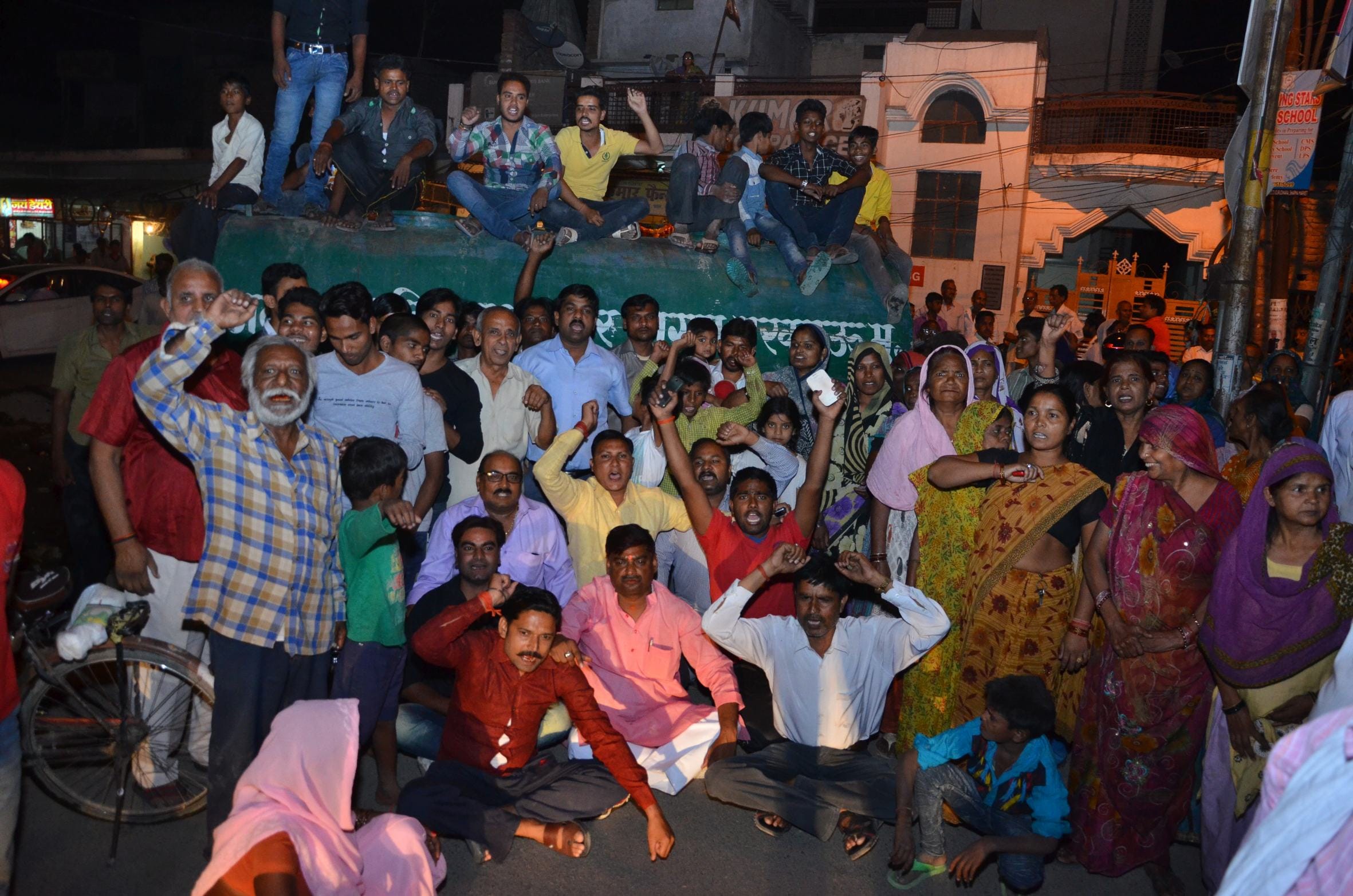 people protested against water crises in lucknow