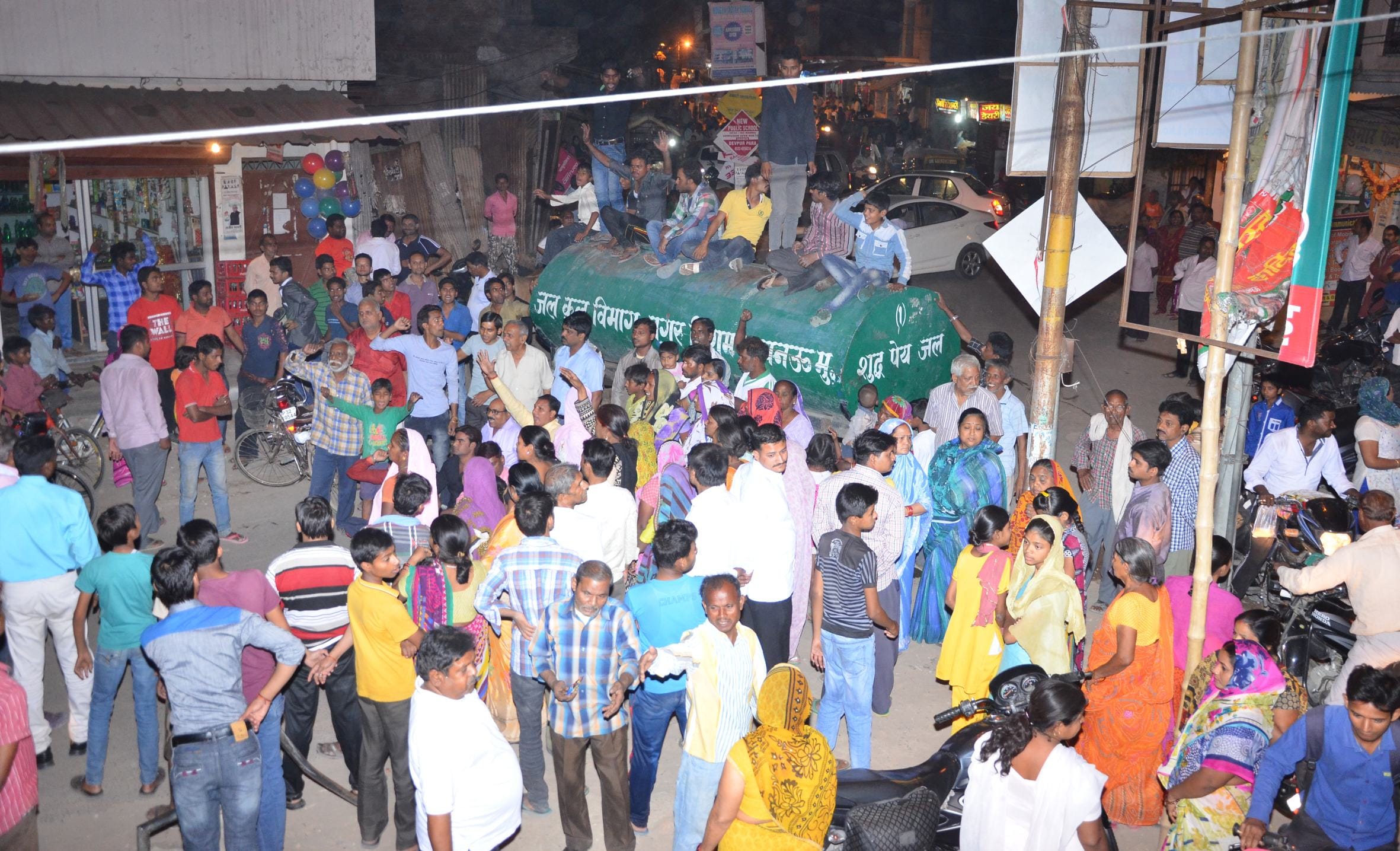 people protested against water crises in lucknow