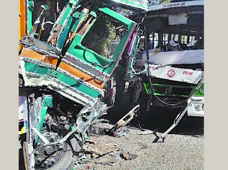 bus trooly collision, 13 injured