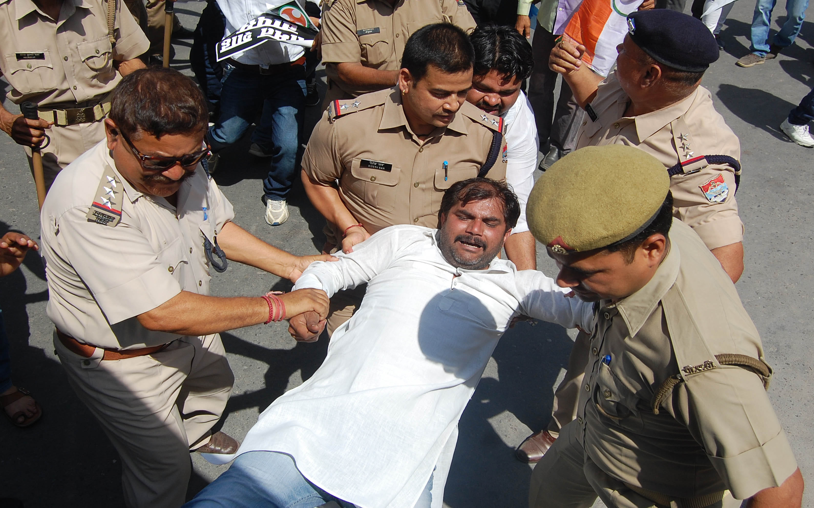 congress men protest against amit shah in haridwar.