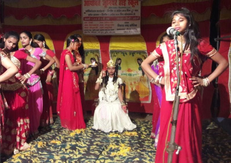 Cultural presentations of children fastened Sama