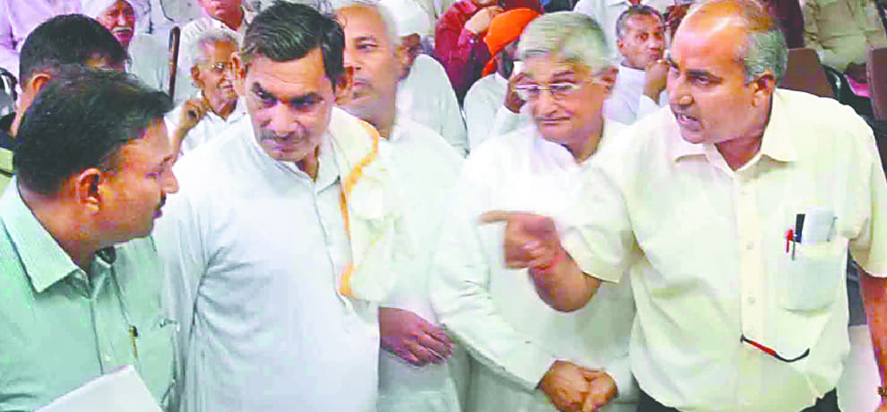 bjp state level leaders fight before cm political secreteriat