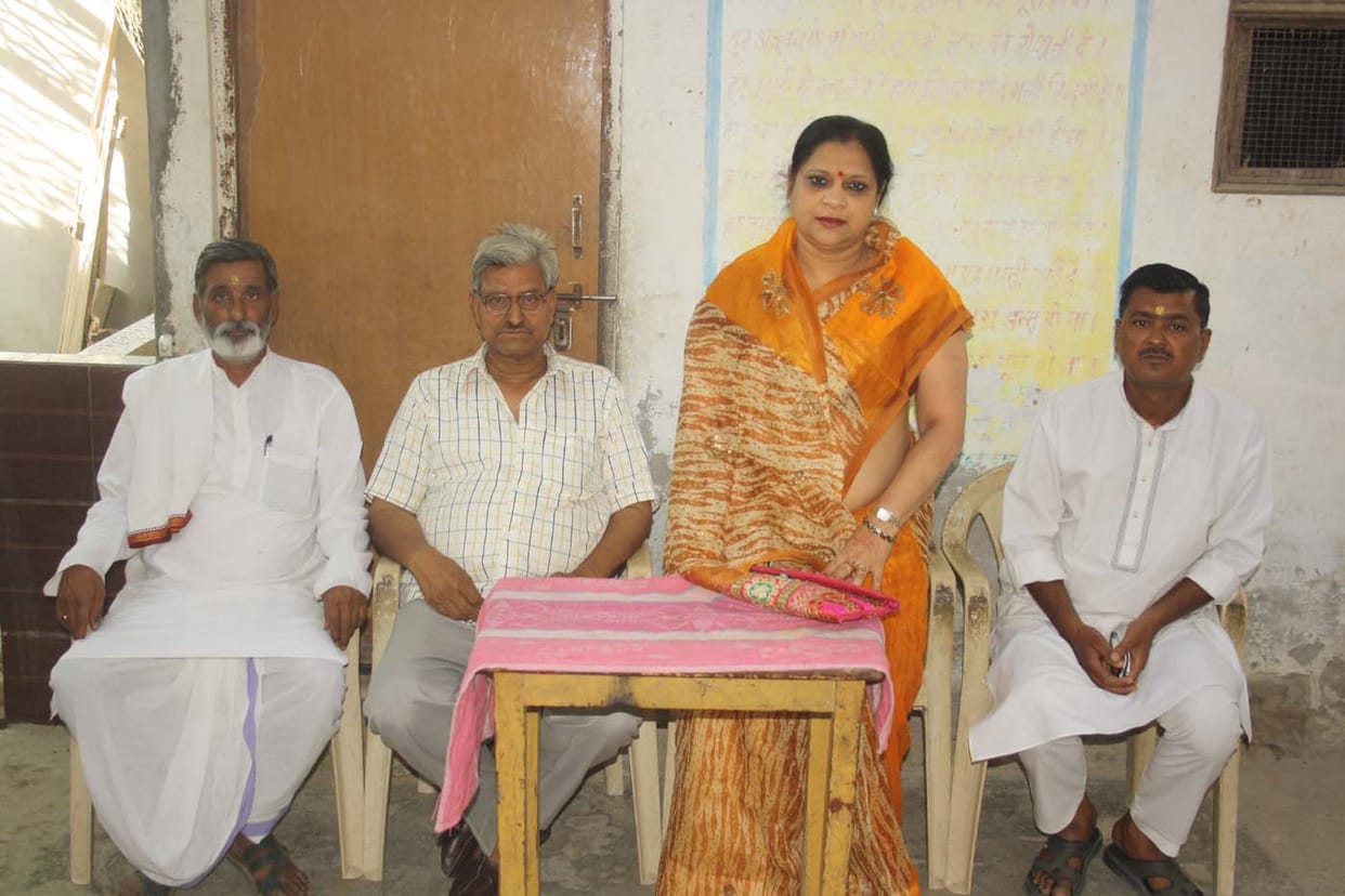 protest over deconstruction in yamuna khadar