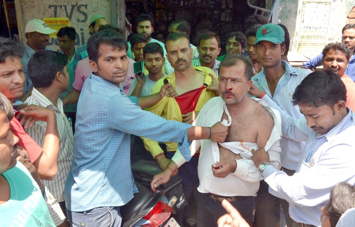 Bike stolen arrested two of the accused fleeing, beating