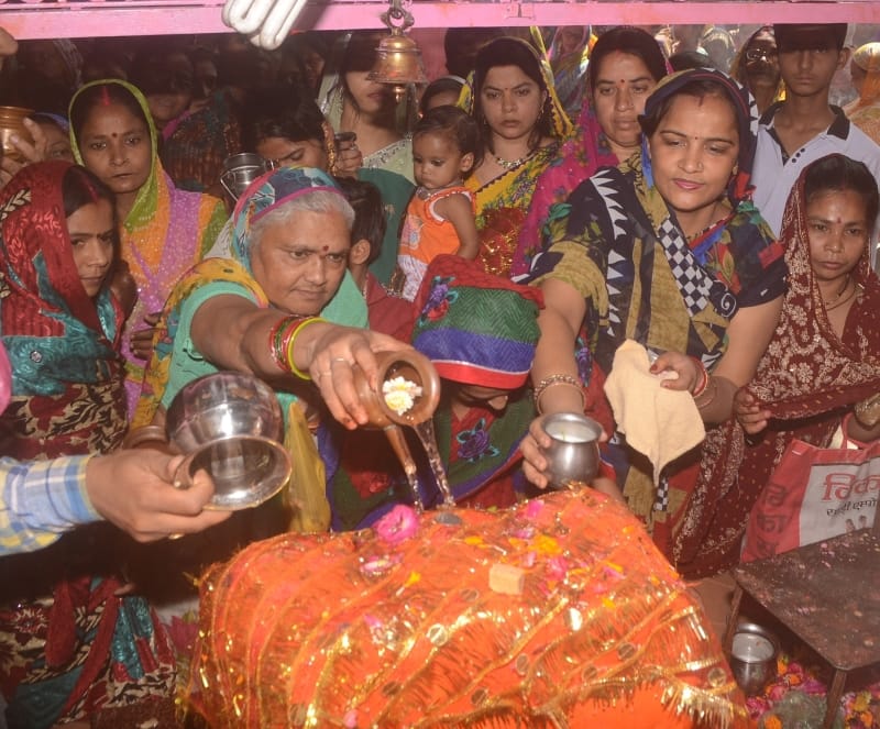 Communion girls were eighth worship