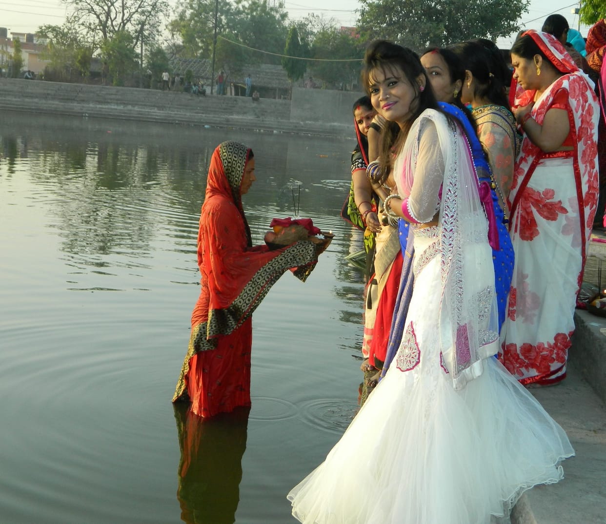 crowds offer to water   