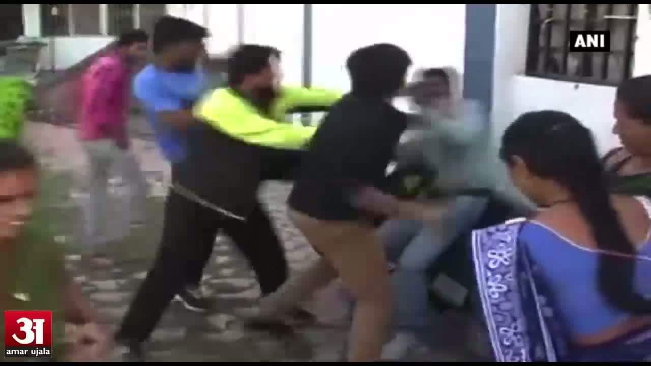 लड़की को छेड़ने पर हुई बुरी तरह पिटाई