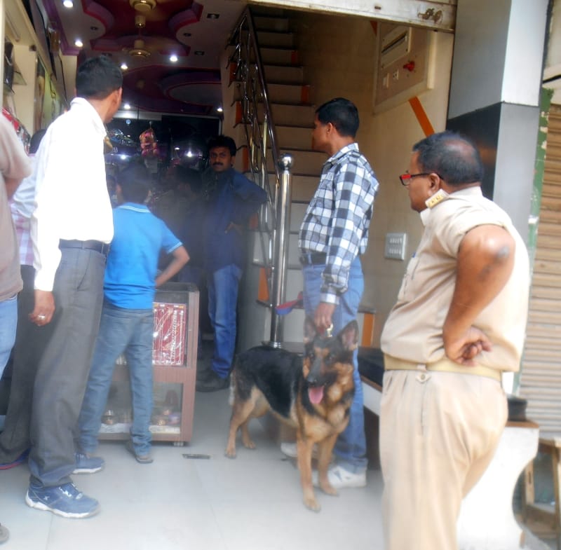 Millions of store jewelery, cash stolen