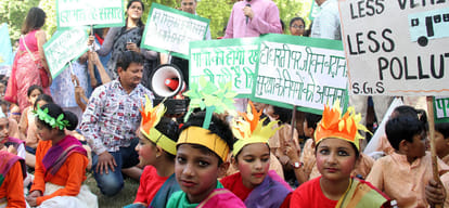 Kejriwal gave oath to children for fight pollution