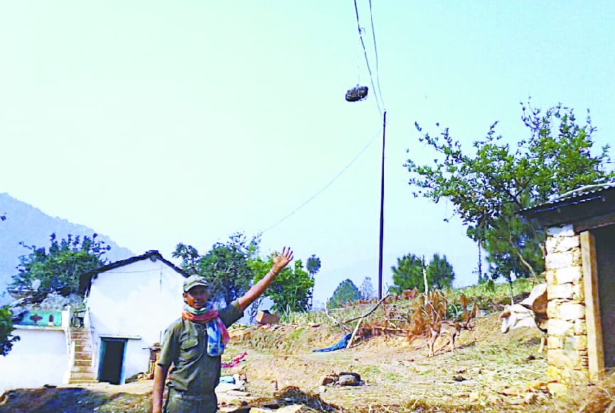 Villagers swinging wires tied stone