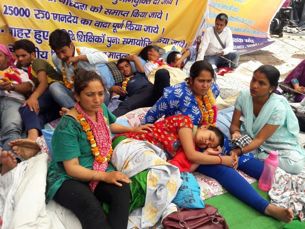 guest teacher protest in dehradun