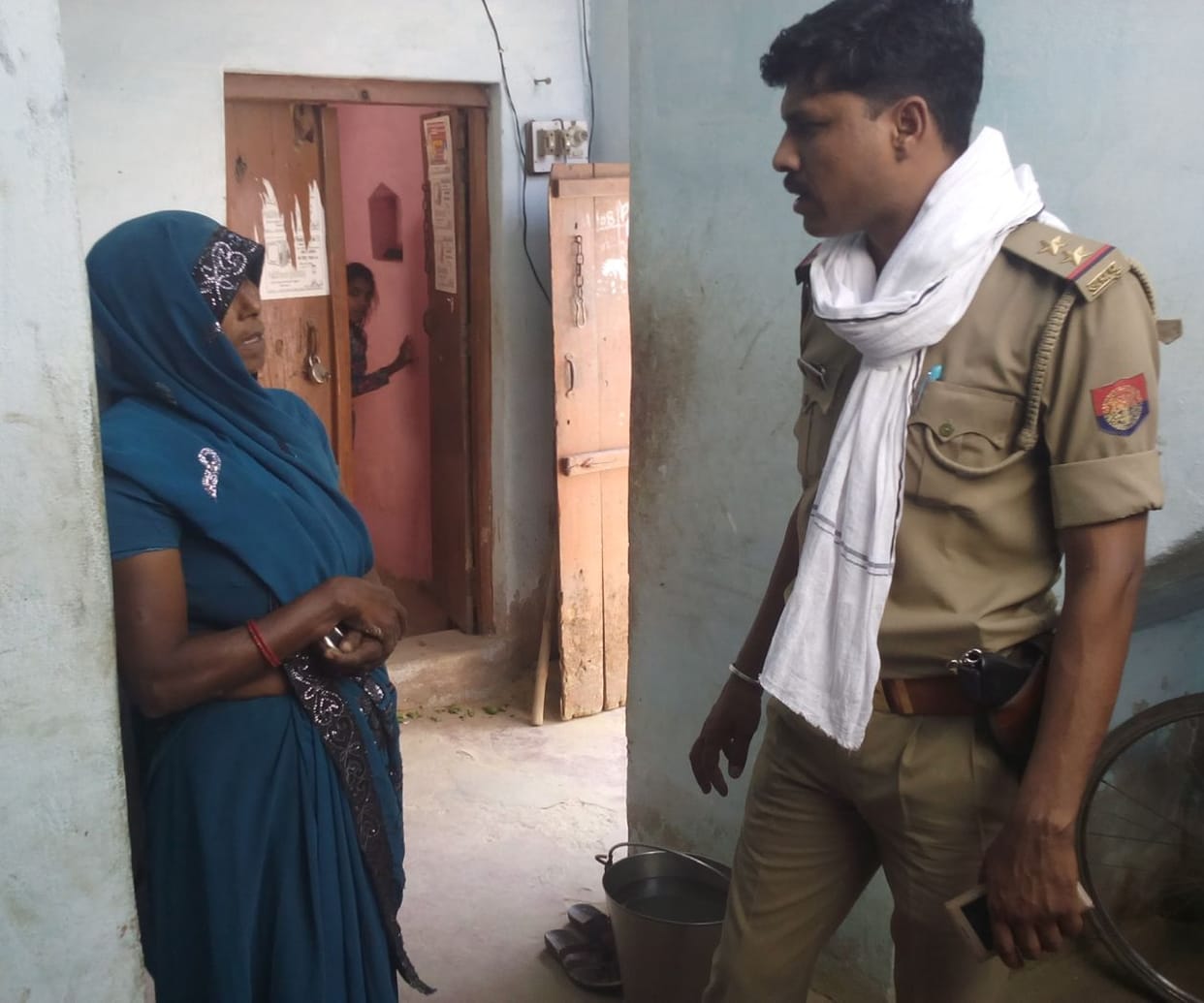 pakade luteron ke gharon kee pulis ne lee talaashee