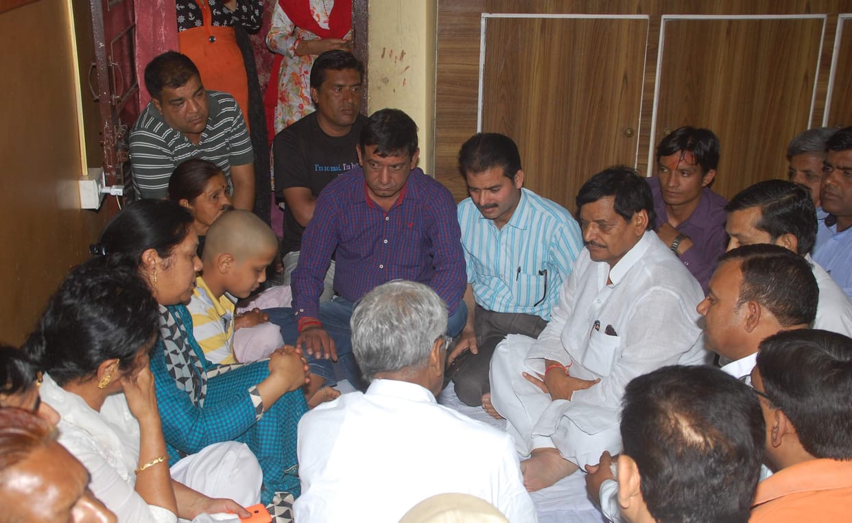 shivpal singh yadav met vinod barthwal family member.