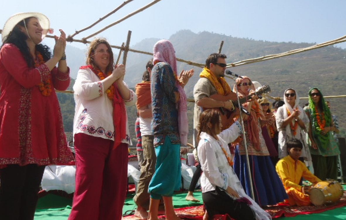 Foreign devotees sang hymns of Hanuman Ram