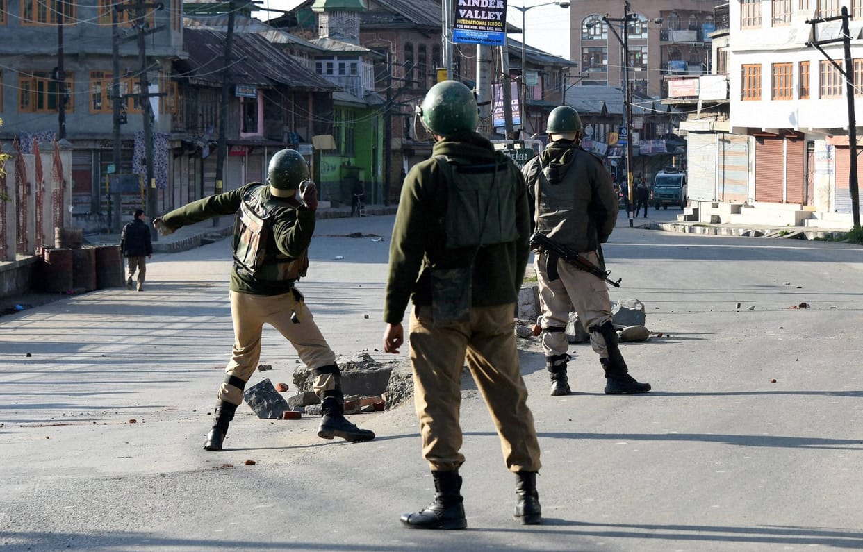 firecrackers thrown at CRPF bunker in Srinagar