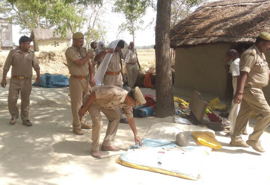 the two crooks took the handle in Azamgarh