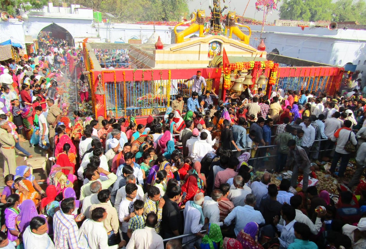 maan siddhidaatree kee pooja ko mandiron mein umada bhakton ka sailaab