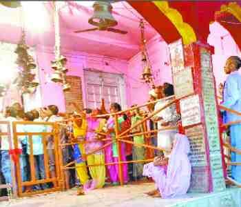 Devotees worship the mother Siddhidatri